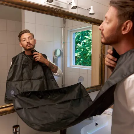skägguppsamlaren på plats vid skäggtrimning hemma