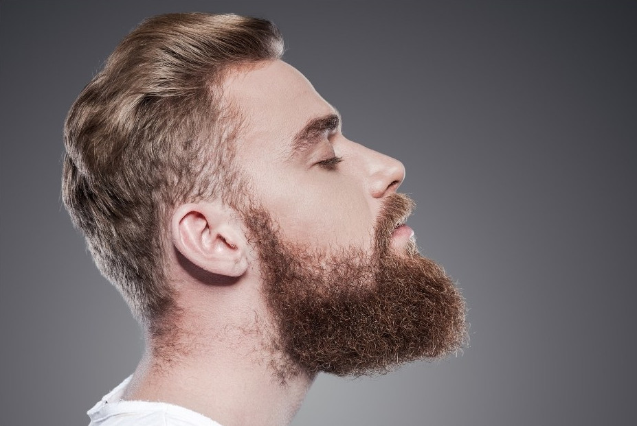 tjockt fylligt skägg på kille i 30-års ålder